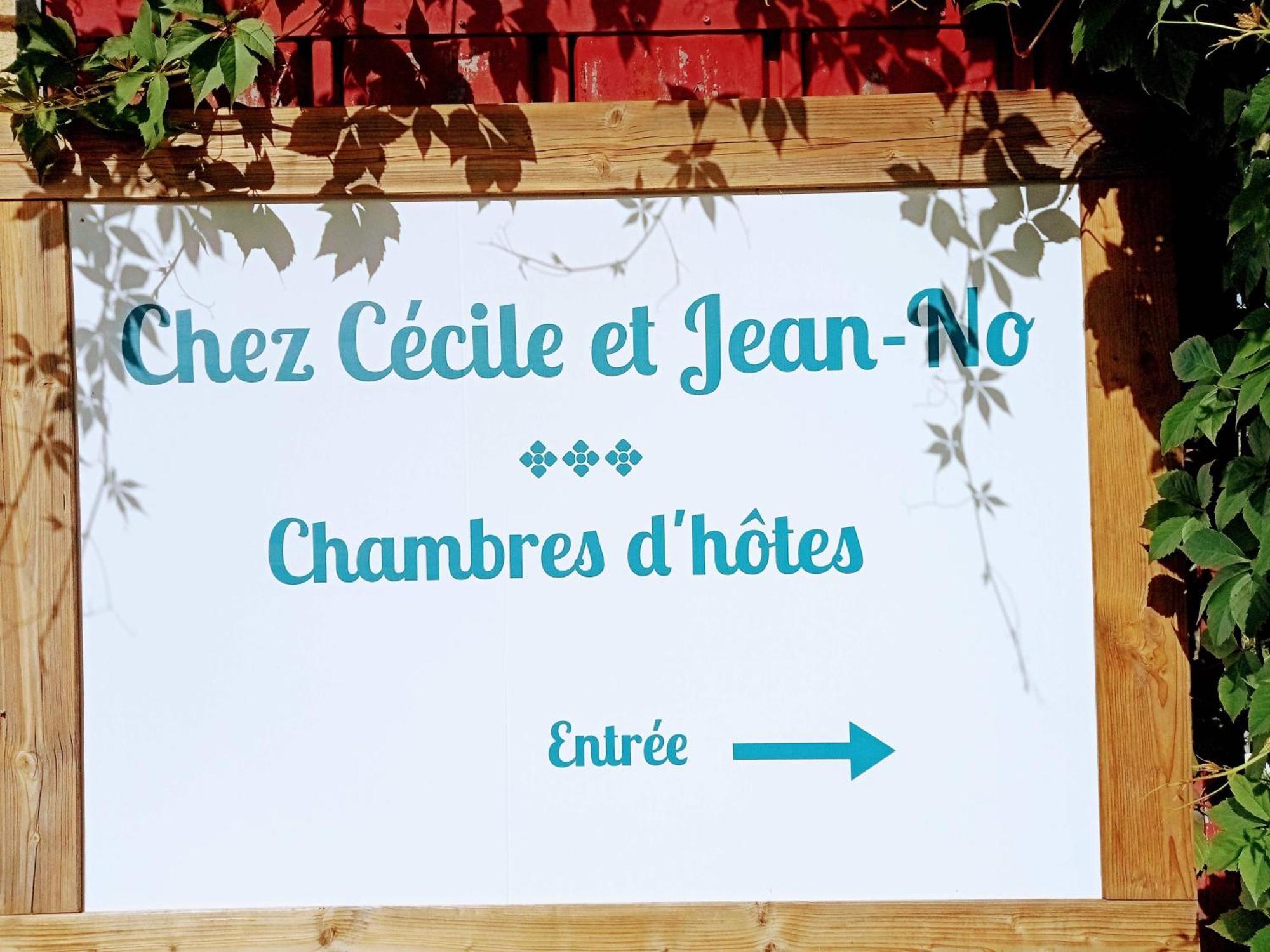 Chez Cecile Et Jean-No Bed & Breakfast Gan Bagian luar foto